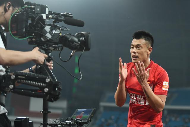 九游体育-【中超】谭龙塞尔吉尼奥头球两连击 浙江0比2亚泰